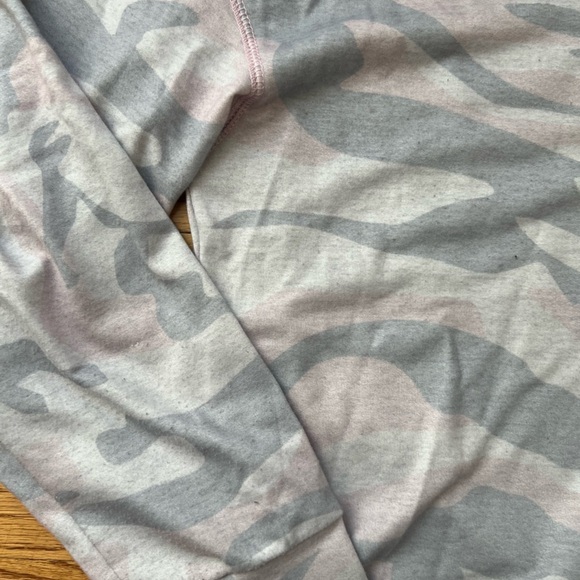 Women’s Gray and Pink Camouflage Lounge Set Size Large Y2K - Picture 3 of 4